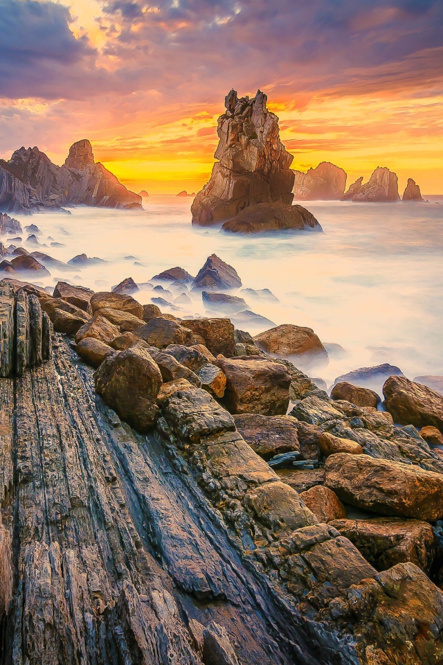 Скалы на берегу