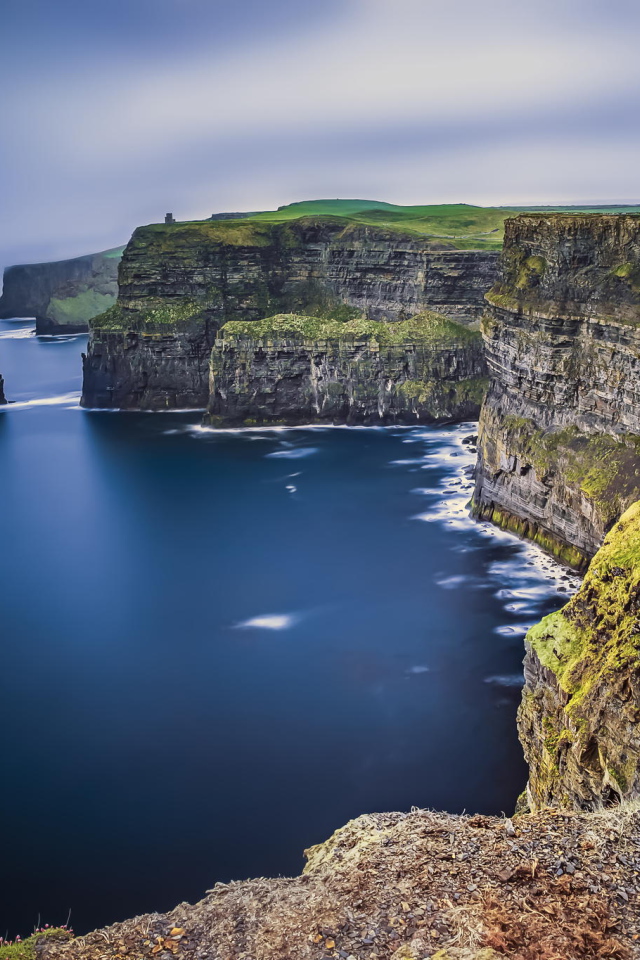 Скалистый морской берег