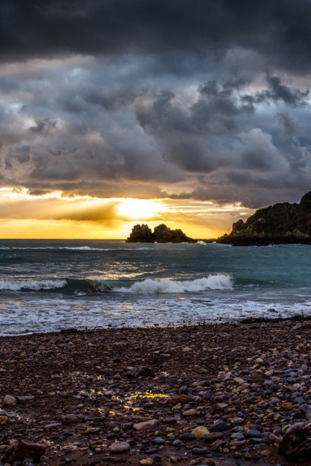 Каменистый берег