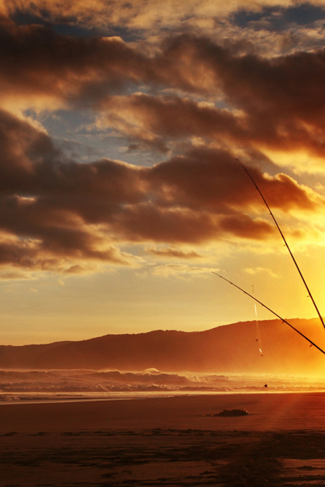 Рыбак ждет когда придет море