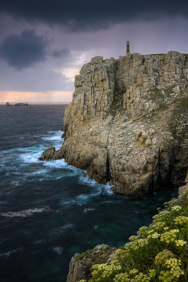 Обрывистая скала у моря