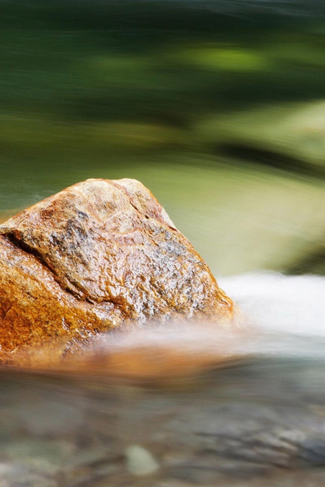 Камень и вода