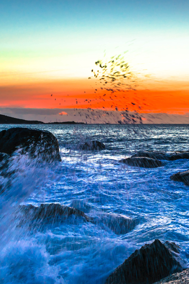 Закат над морским заливом