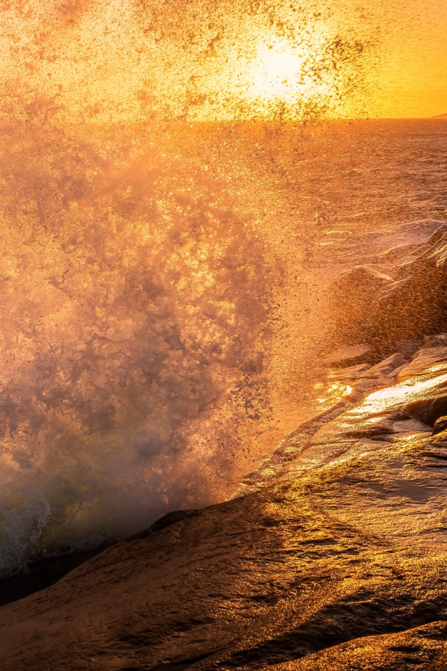 Морской прибой у берега