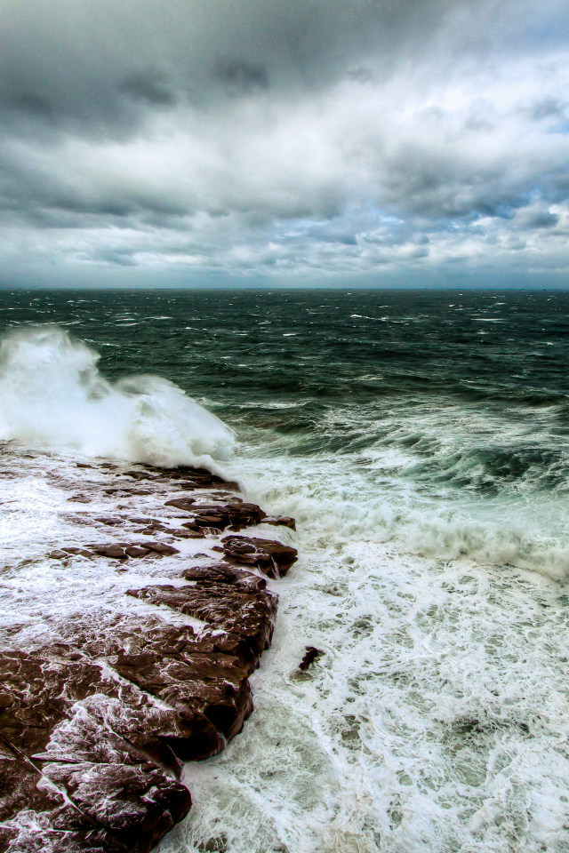 Темный цвет моря