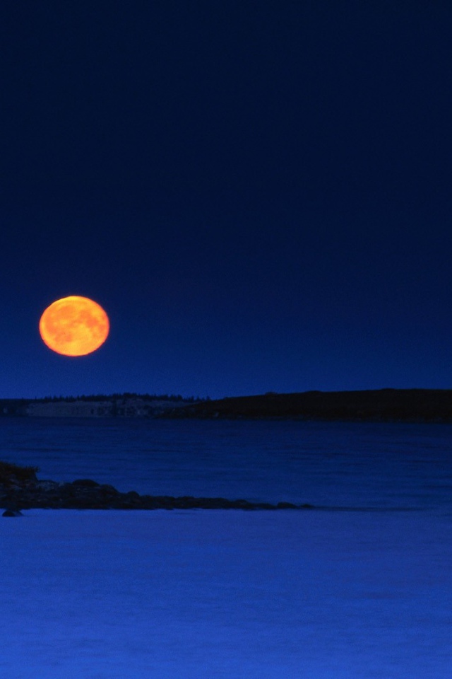 Луна на вечернем небе