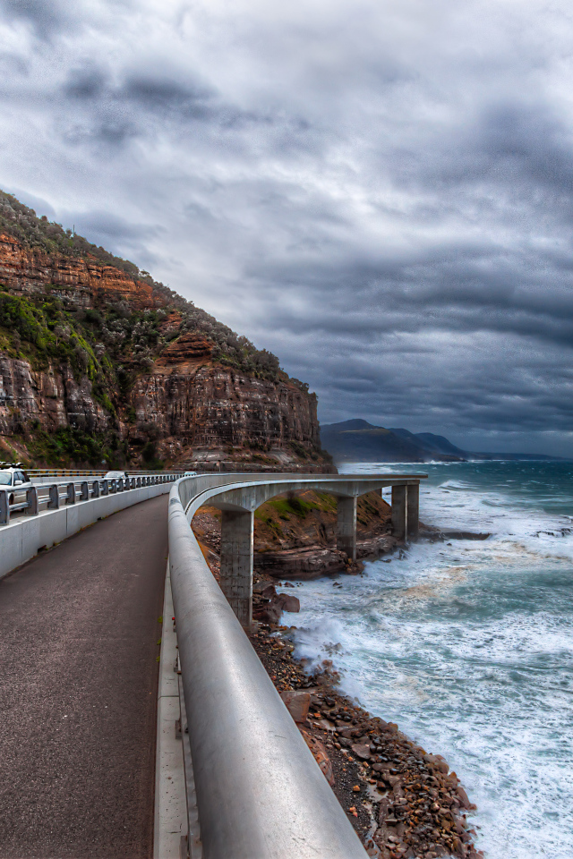 Дорога у берега моря