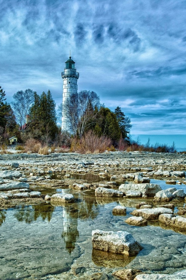 Каменный берег с маяком