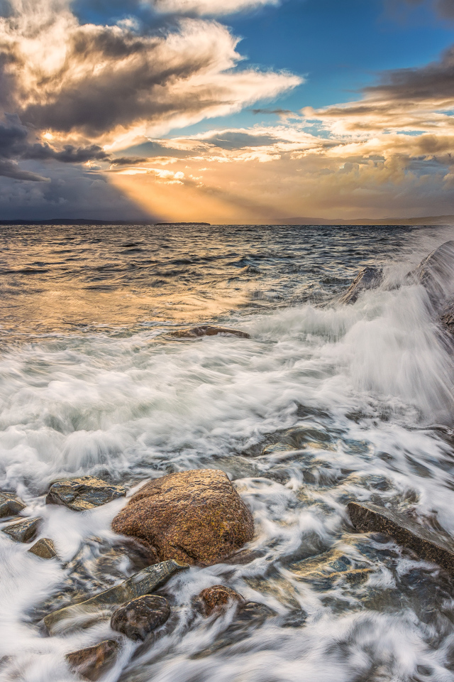 Волны бьются о скалы