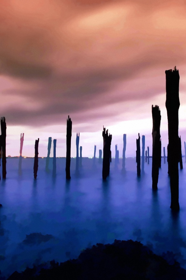 Деревянные сваи на море