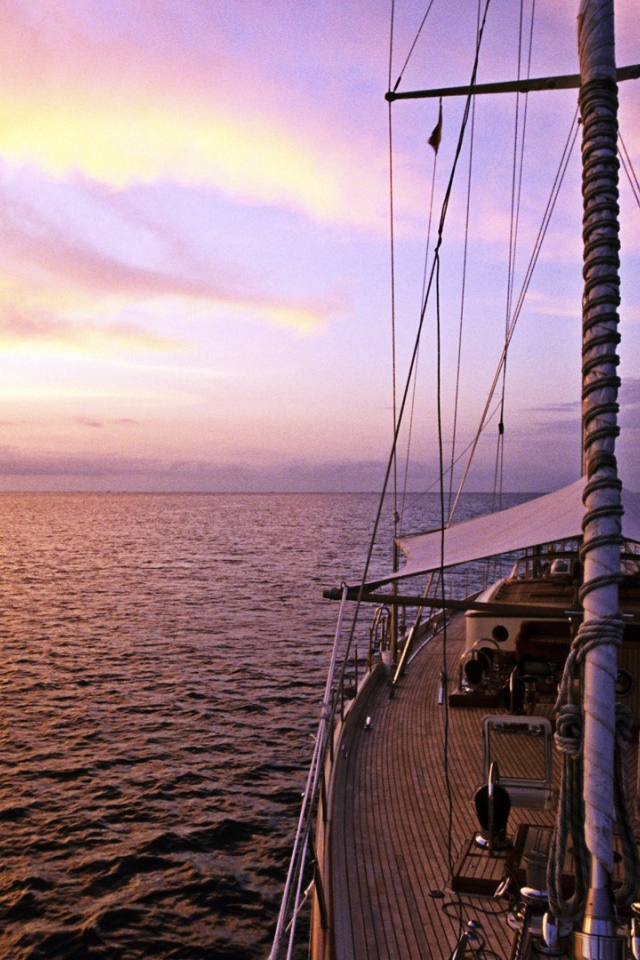 Яхта в море