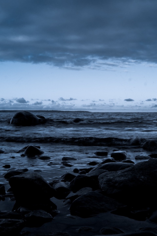 Черные камни на берегу моря