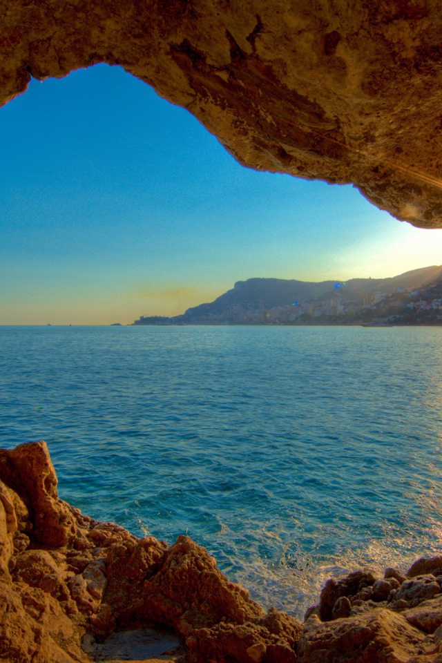 Вид на море из пещеры