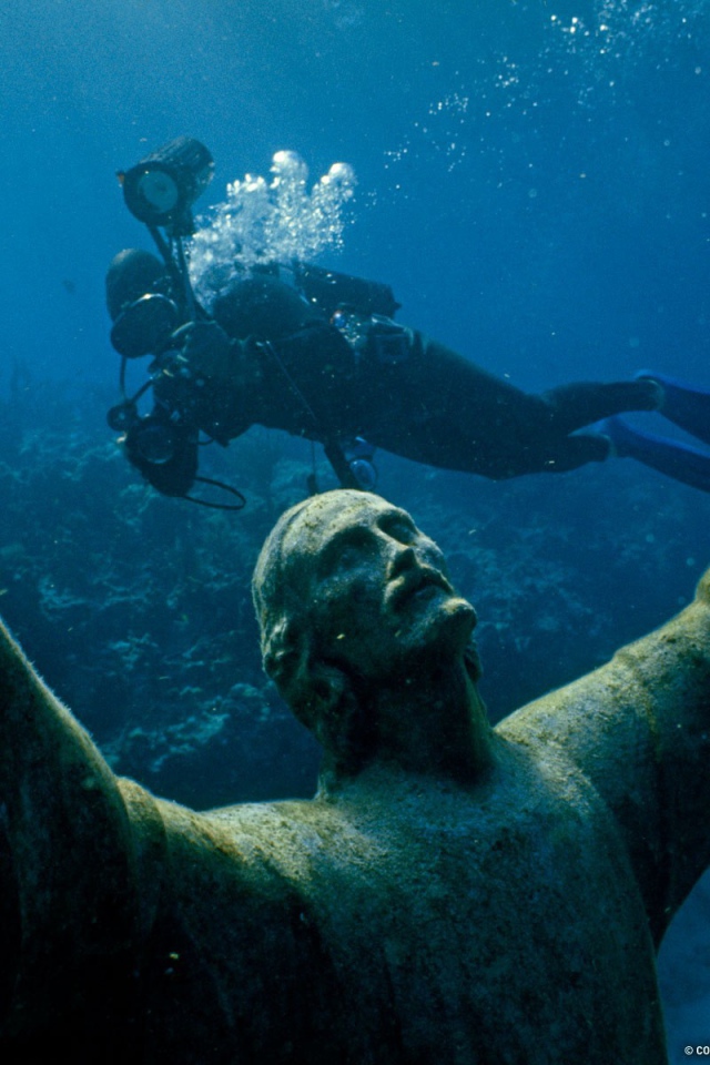 Статуя на дне моря