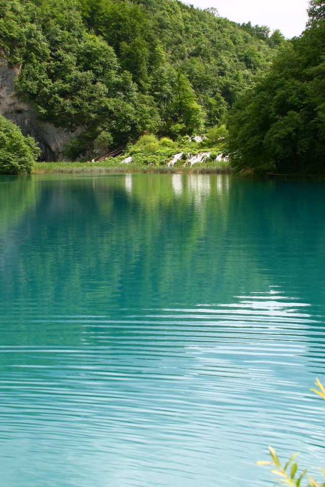 Голубое озеро летом