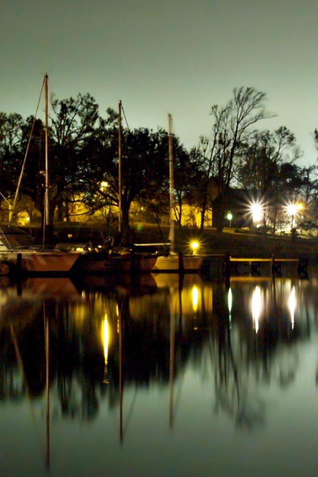 Причал для лодок вечером