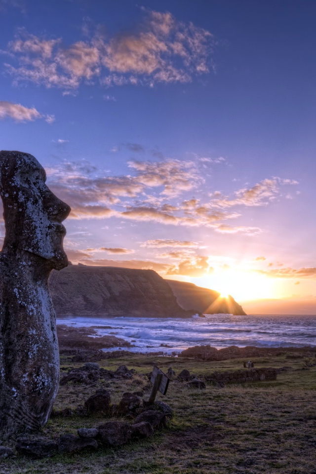 Статуя на берегу моря