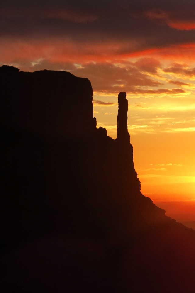 Красивый закат в Долине монументов