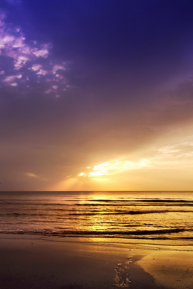 Лодка на фоне заката