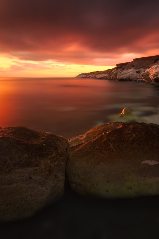 Валуны на фоне красного заката