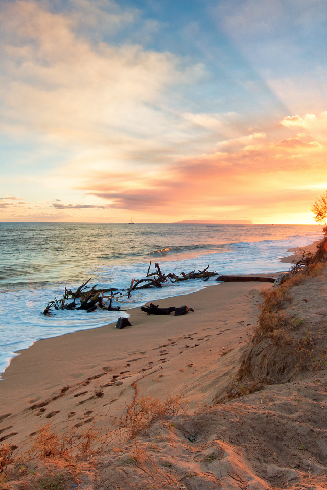 Яркий закат на острове