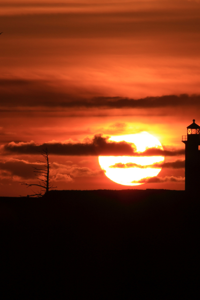 Маяк на фоне заката в США