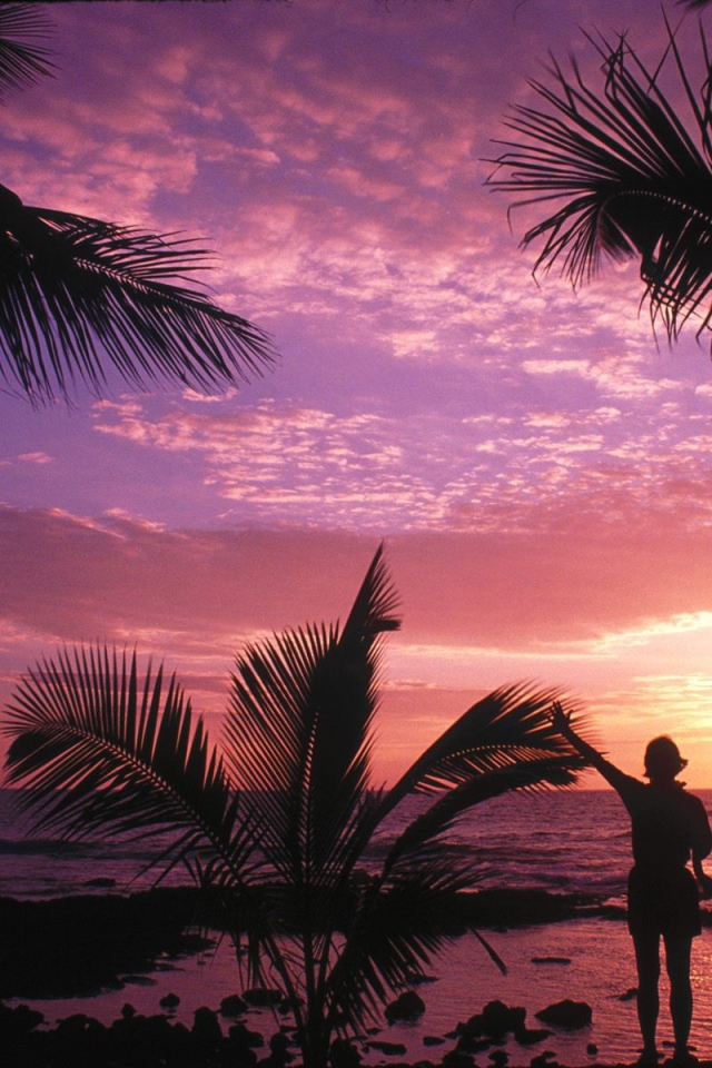 Люди провожают солнце