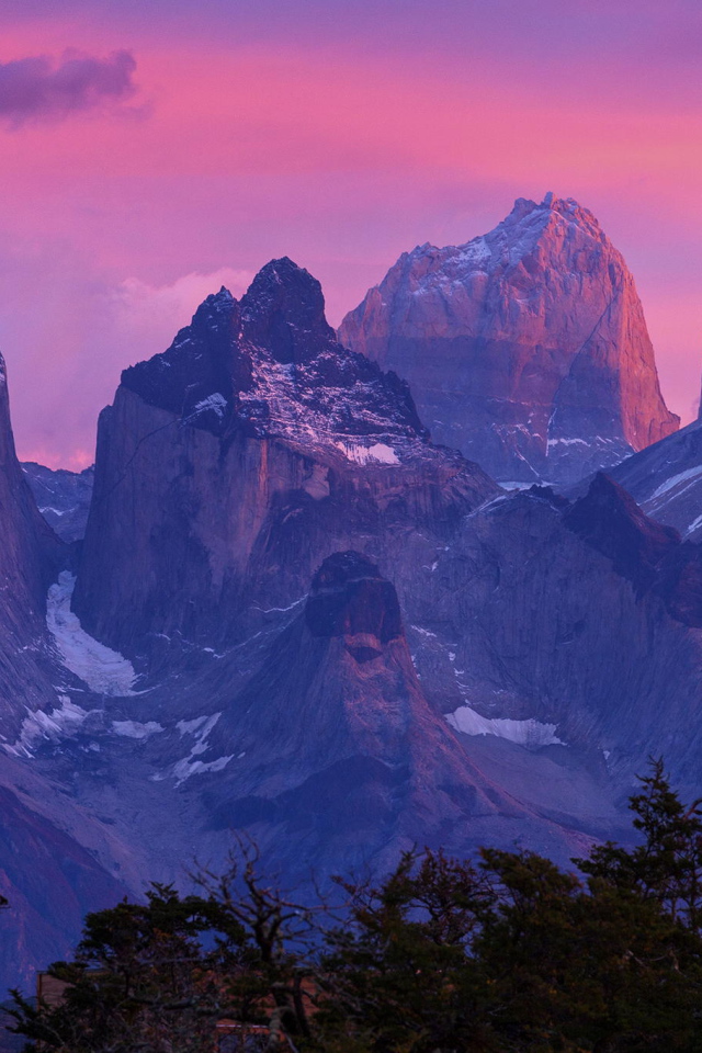 Розовый закат в горах