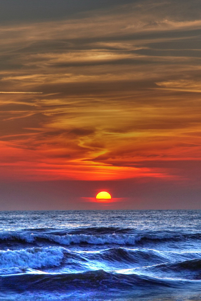 Красный закат над синим морем