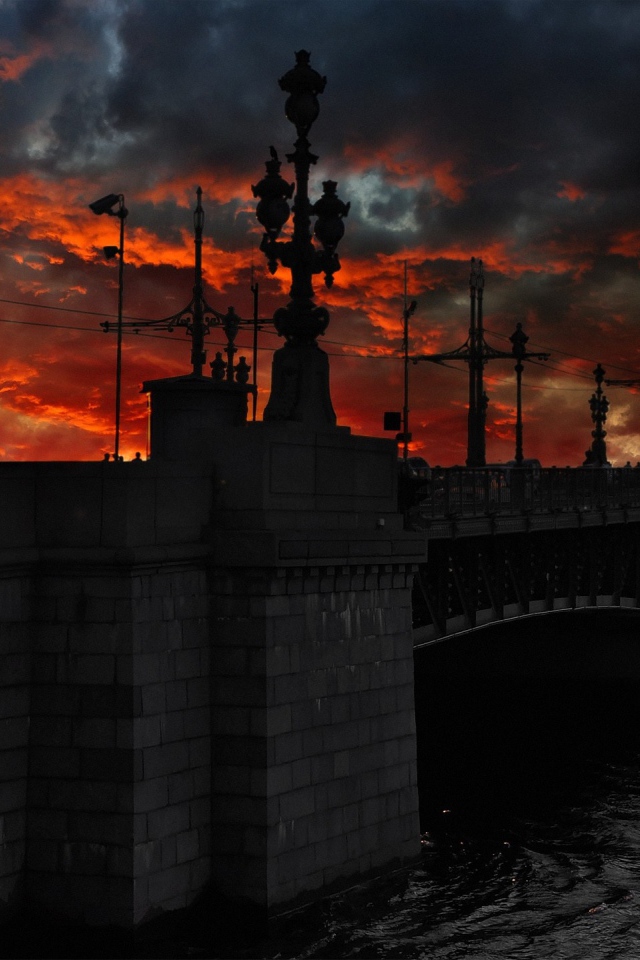 Красный закат за мостом