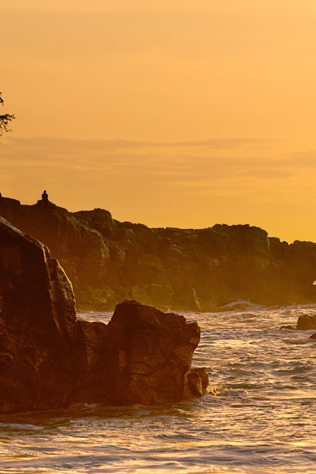 Скалы и красивый закат