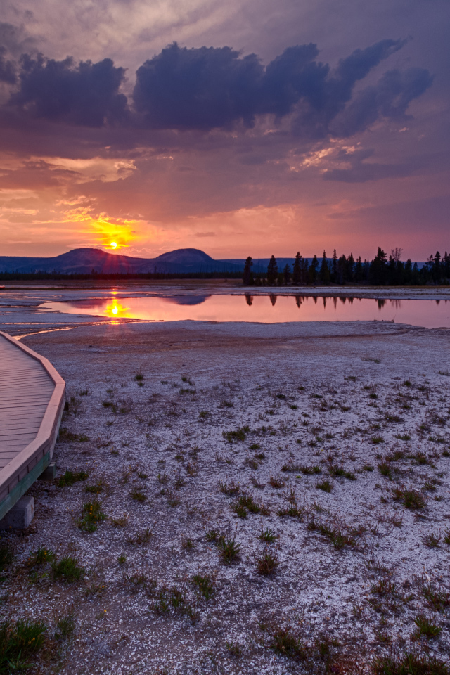 Мостик на фоне заката