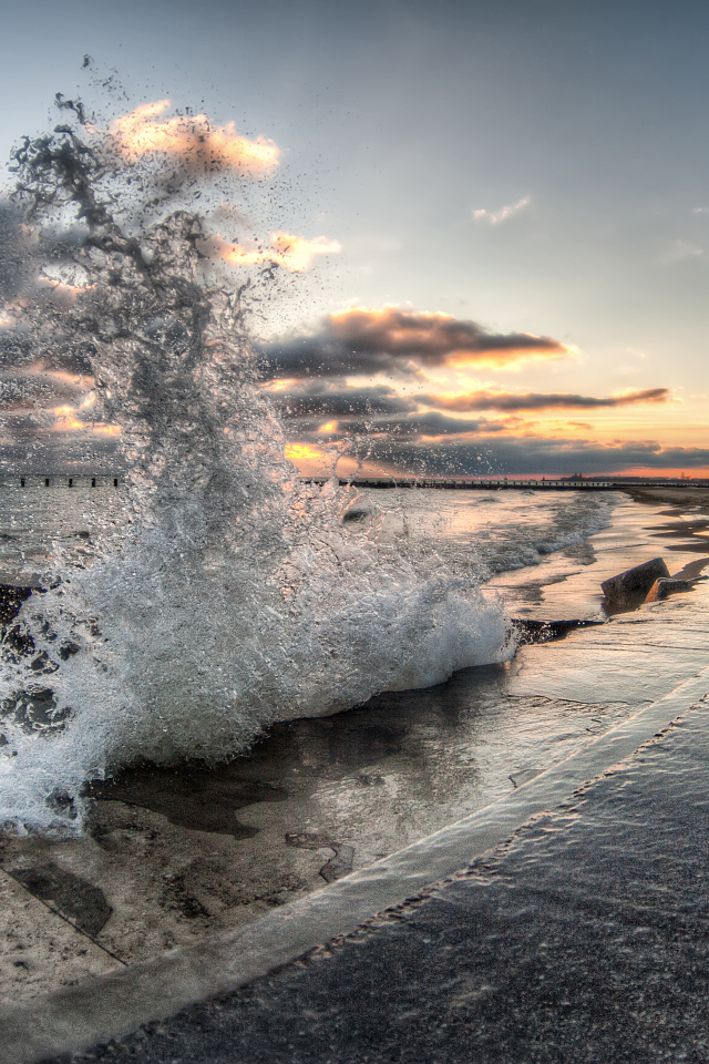 Всплеск волны перед закатом