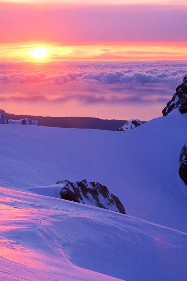 Закат в заснеженных горах