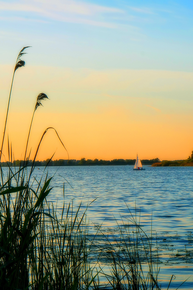 Закат над озером