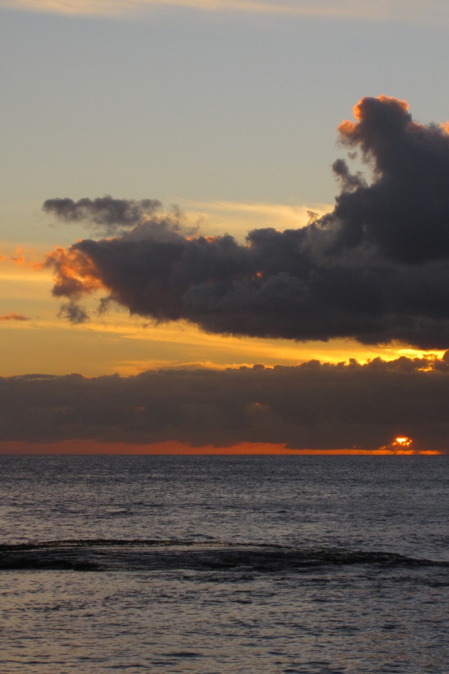 Солнце садится в тучу