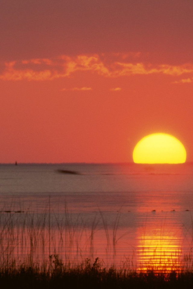 Солнце садится в океан