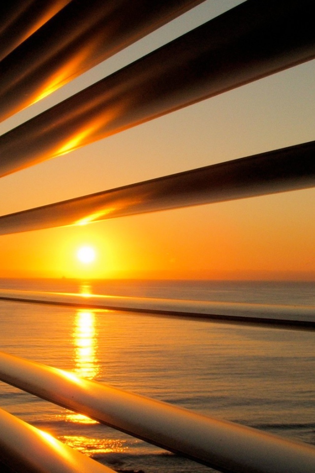 Вид на закат через жалюзи