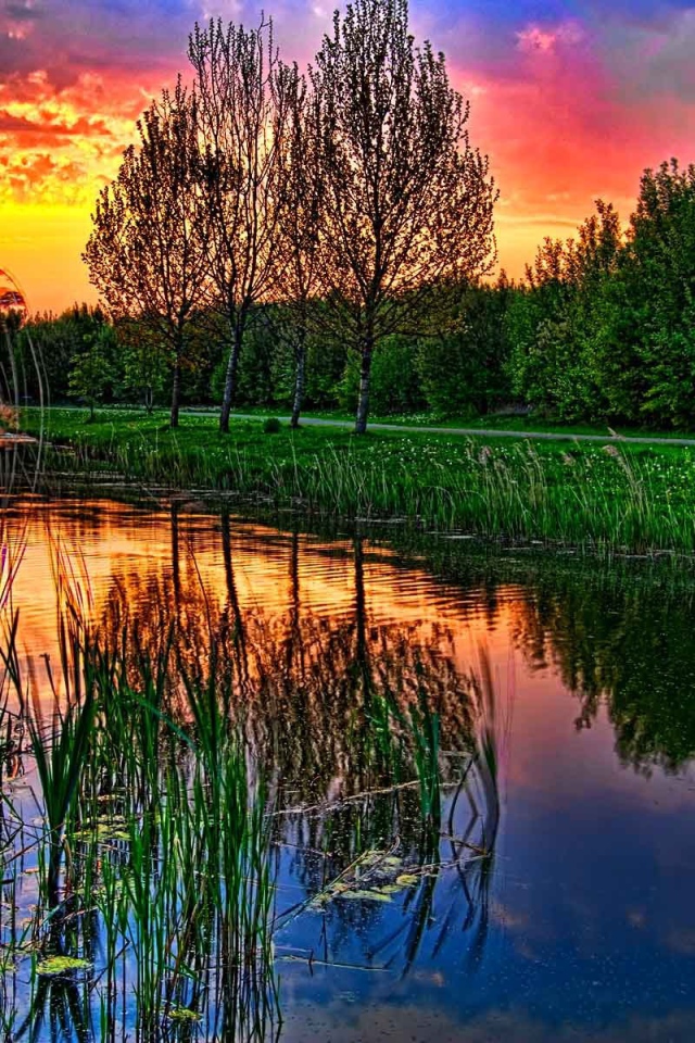 Красный закат над озером