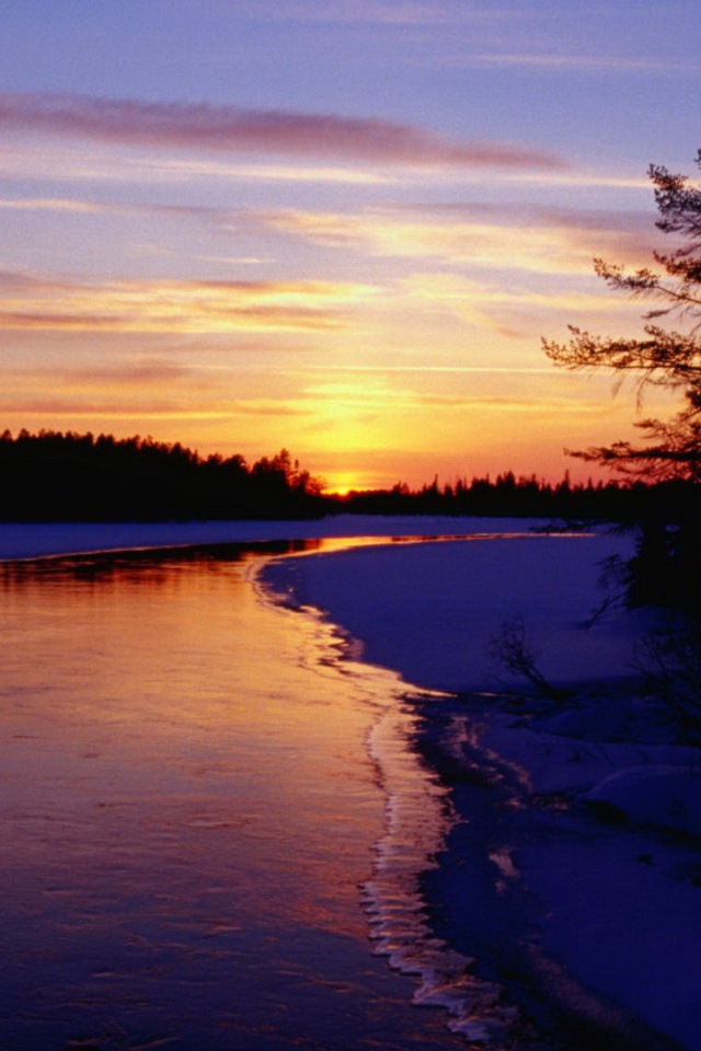Закат над замерзающей рекой
