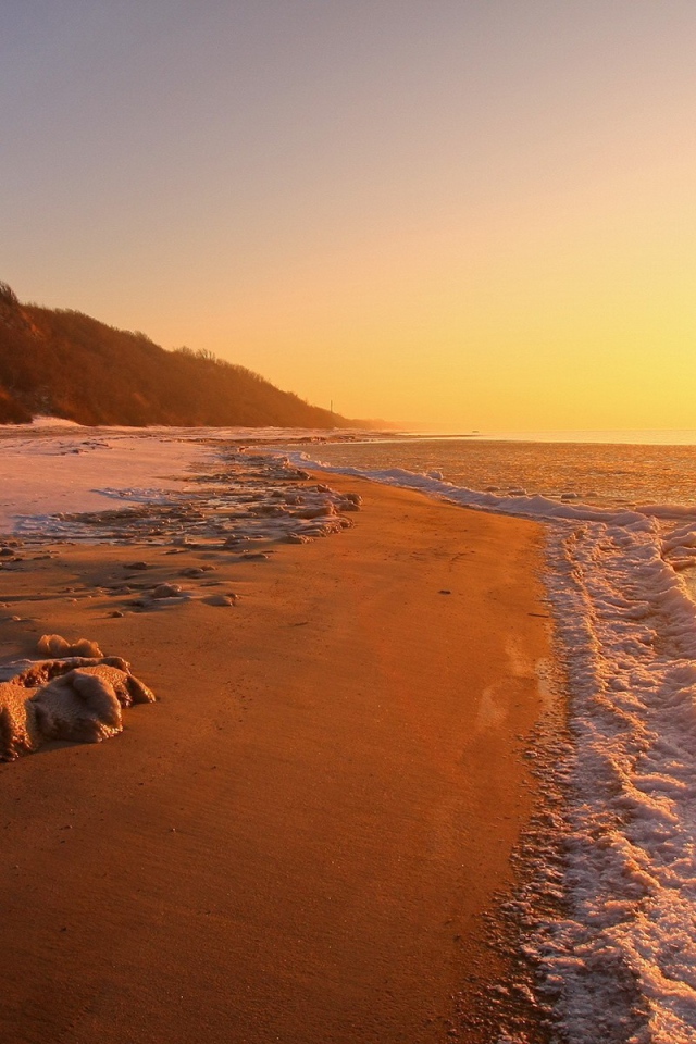 Морская пена на пляже