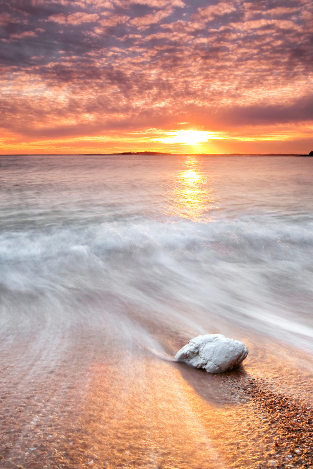 Красивый закат на пляже