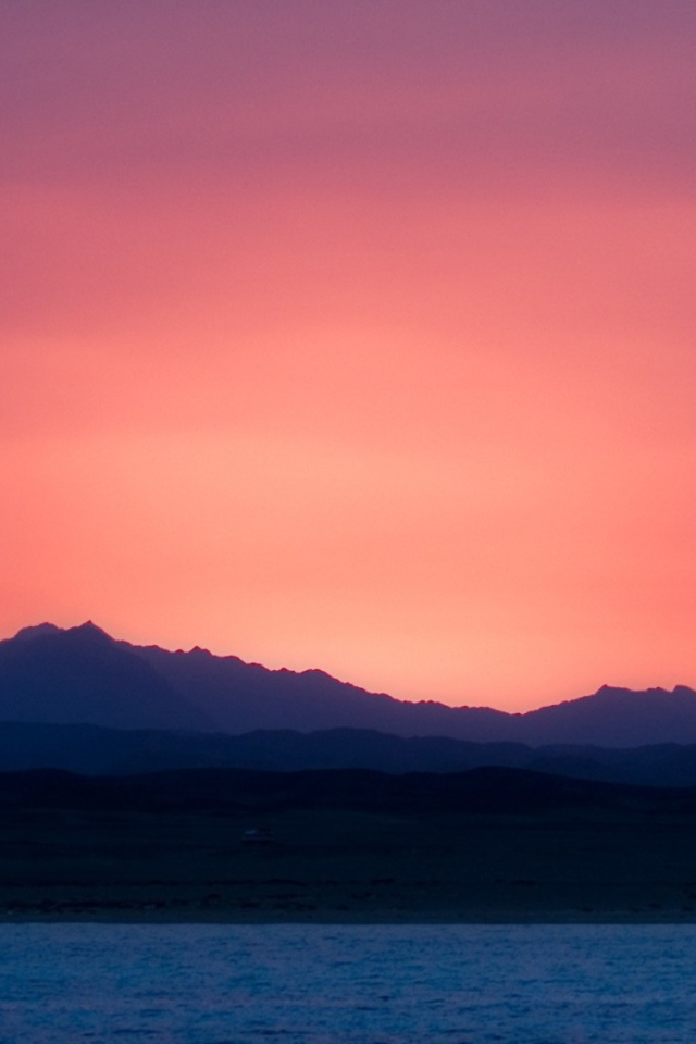 Розовый закат над синим морем