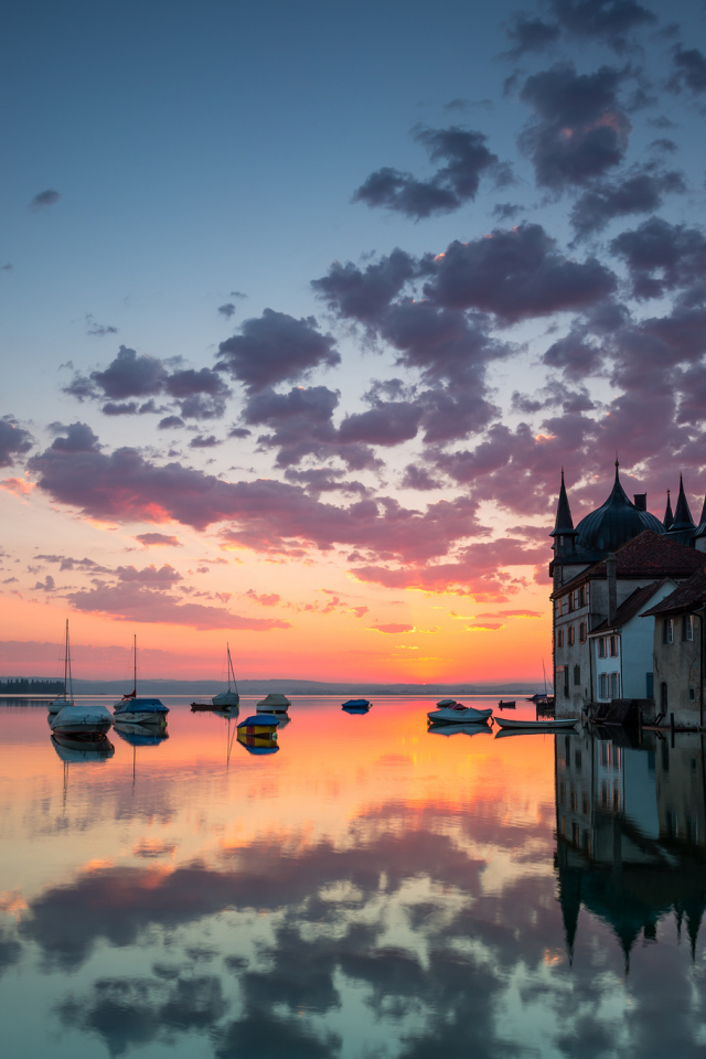 Отражение облаков в озере