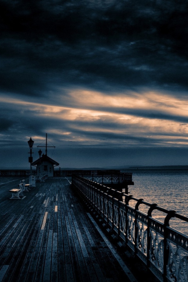 Закат на причале со скамейками