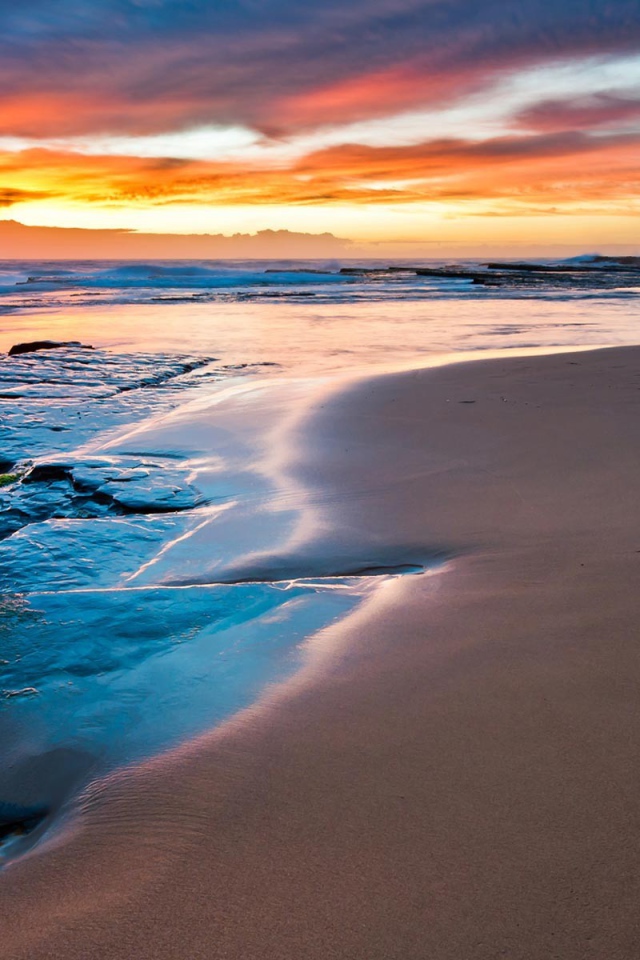 Закат на каменном пляже