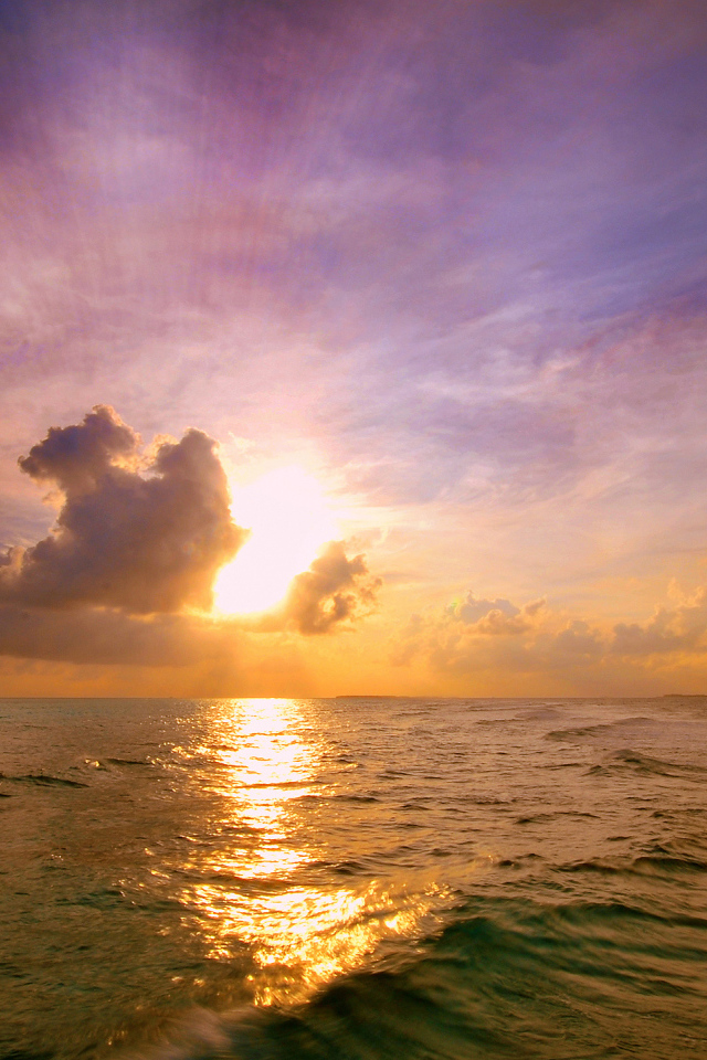 Закат над морскими волнами