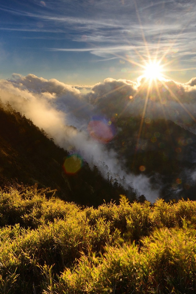 Солнце садится за горы