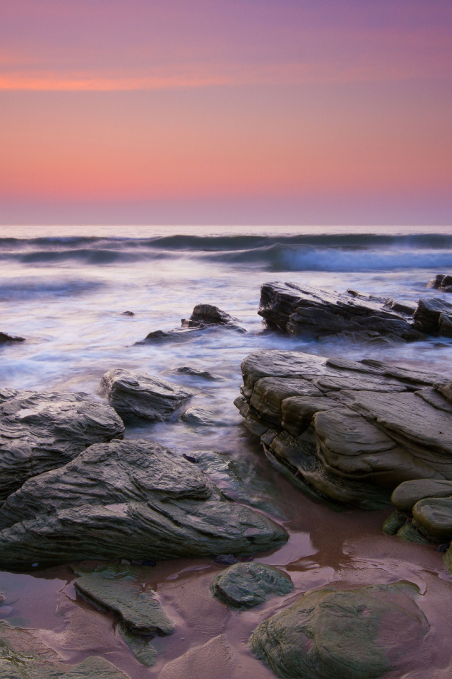 Волна накатывается на берег