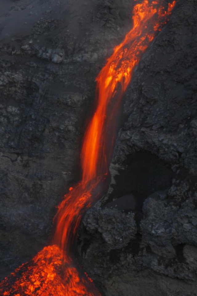 Поток лавы из вулкана